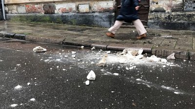 В історичному центрі Львова на тротуари падає каміння (ФОТО)