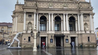 У Львові гігантська скульптура все літо “триматиме” Оперний театр