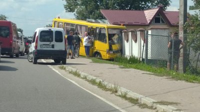 На Львівщині у жахливу аварію потрапив шкільний автобус (ФОТО)