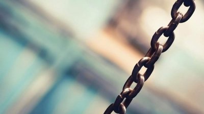 На Львівщині жінка утримувала психічнохворого брата прикутим ланцюгом до ліжка