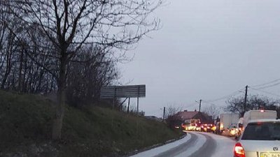 У Львові через снігопад і ожеледь паралізовано рух транспорту на в’їздах до міста (ФОТО)