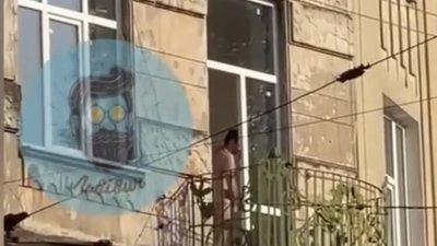 У центрі Львова чоловік "душив удава" (ВІДЕО)