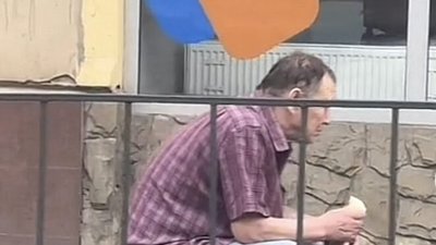 У Львові чоловік посеред вулиці їв морозиво (ВІДЕО)