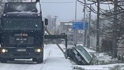 На Львівщині автомобіль злетів у кювет (ВІДЕО)