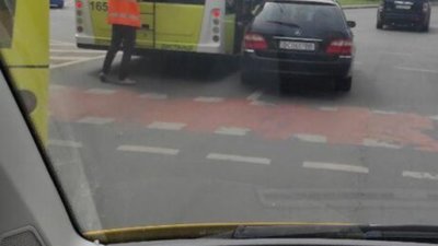 У Львові автомобіль не розминувся із тролейбусом (ФОТО)