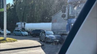 У Львові вантажівка не розминулась із автомобілем