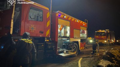 На Львівщині врятували від знищення вогнем три будівлі