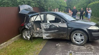 На Львівщині автомобіль влетів у бетонний стовп (ФОТО)