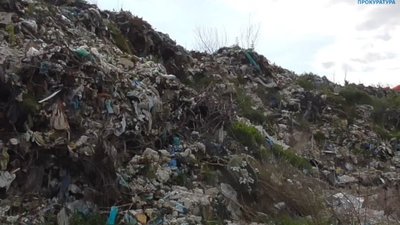 На Львівщині у поле викинули сміття