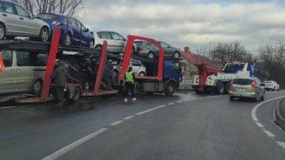 На Львівщині вантажівка із автомобілями злетіла з траси (ФОТО)