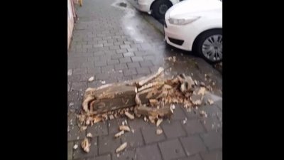 У Львові шмат балкону обвалився на тротуар (ВІДЕО)