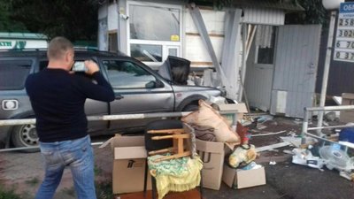 Біля кордону на Львівщині, легковик на польських «бляхах» протаранив пункт страховки, троє постраждалих