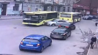 У центрі Львова легковик в’їхав у маршрутку (ВІДЕО)