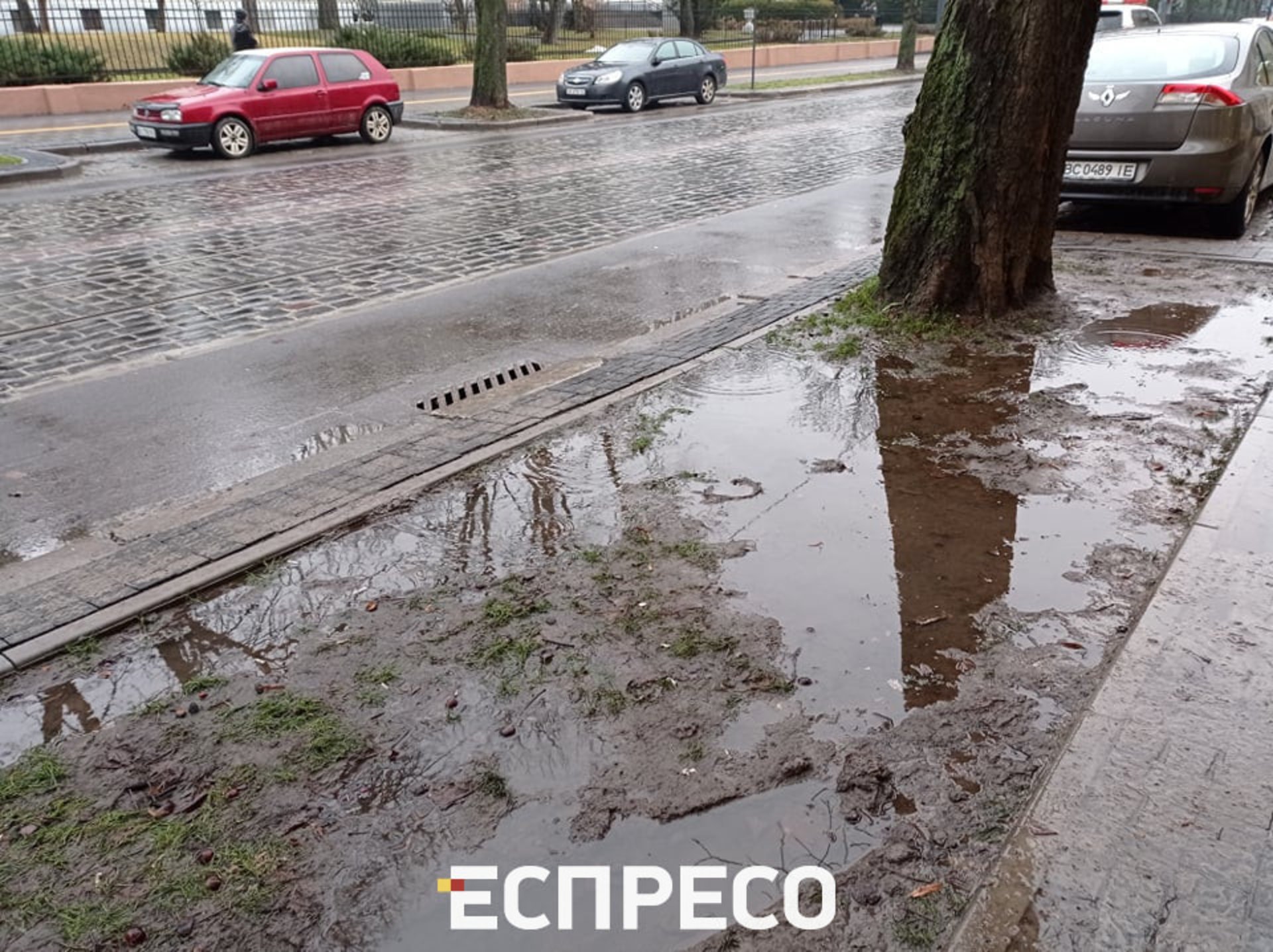 У Львові на вулиці Степана Бандери не зробили стоки води