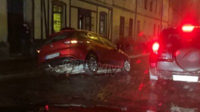 У Львові на вулиці автомобіль провалився у яму (ФОТО)