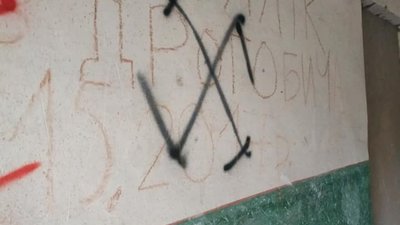 На Львівщині на вокзалі намалювали свастику (ФОТО)