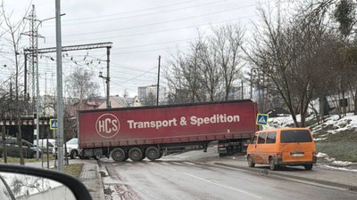 У Львові вантажівка перекрила рух транспорту (ФОТО)