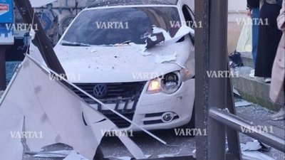 У Львові автомобіль влетів у зупинку маршруток