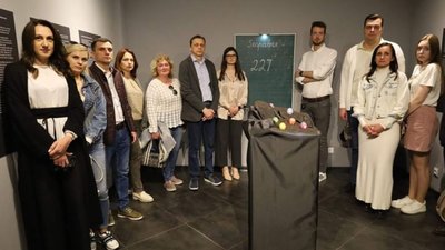 Колекція писанок, які намалювали евакуйовані діти у Львові, подорожуватиме світом
