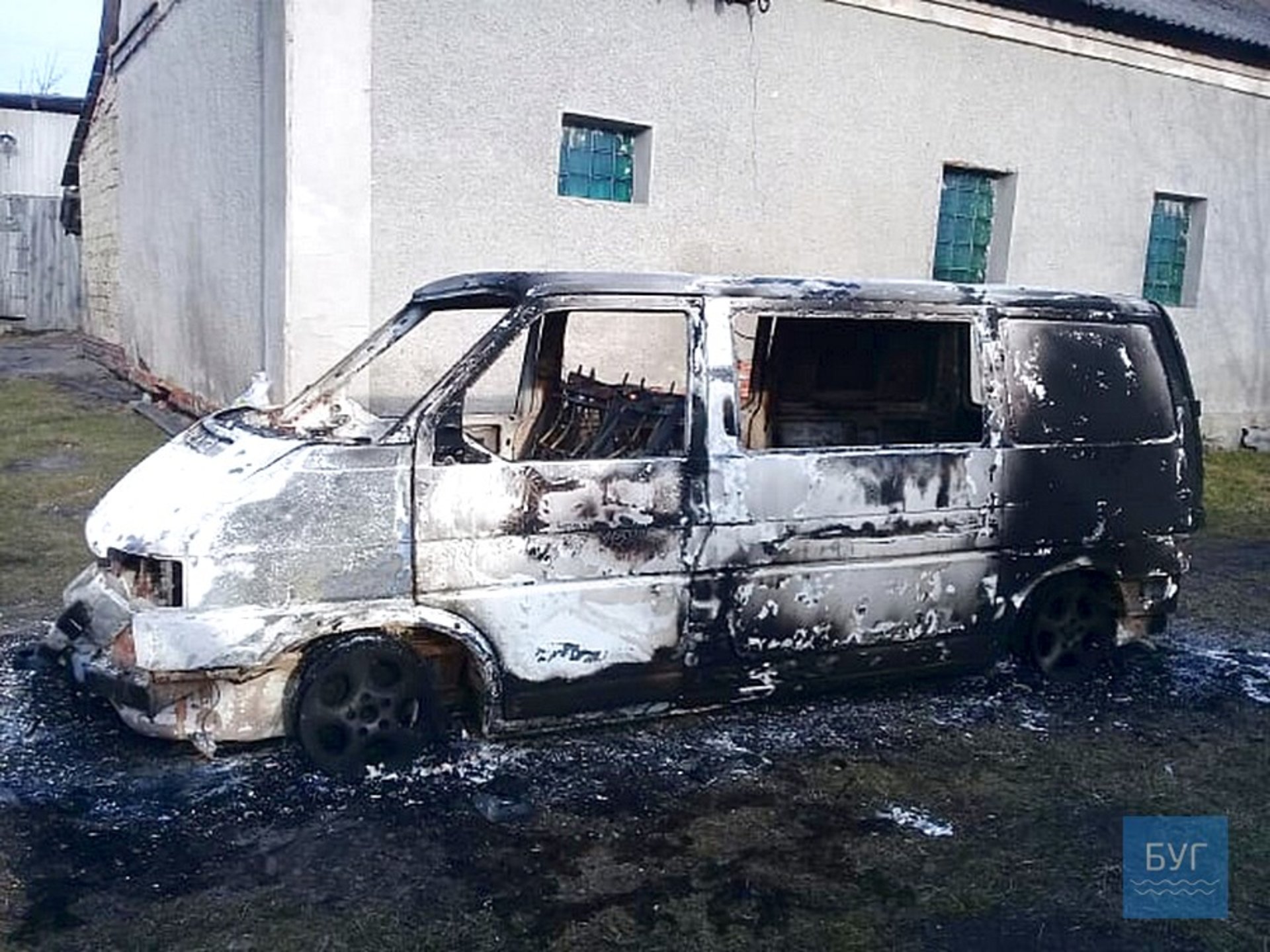 На Волині вночі згорів бус священика ПЦУ. Фото Буг