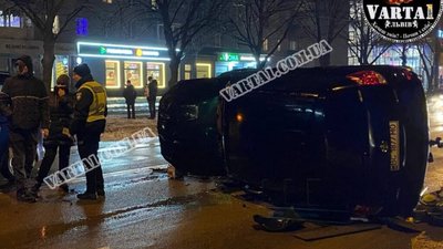 У Львові п’яний водій на літній резині перекинув автомобіль (ФОТО, ВІДЕО)