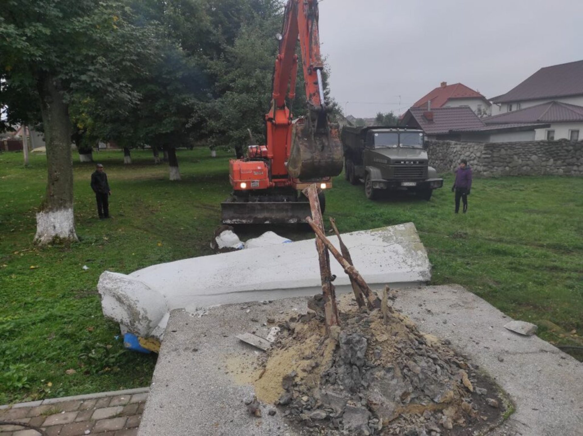 На Львівщині демонтували пам’ятник червоній армії, фото Львів.медіа