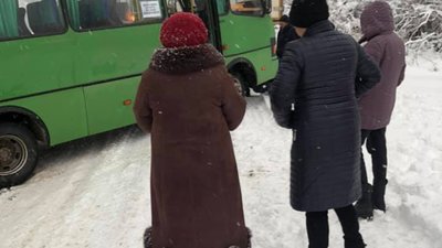 На Львівщині маршрутка загрузла у снігу (ФОТО, ВІДЕО)