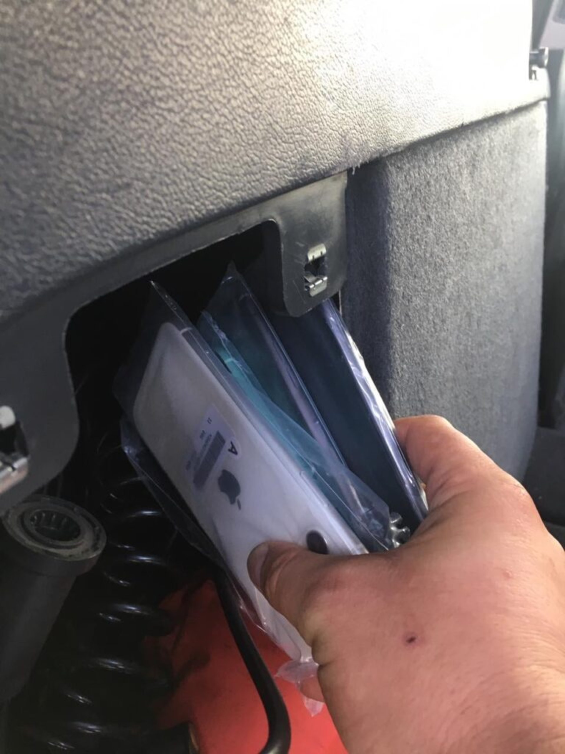 На кордоні з Польщею вилучили партію контрабандних IPhone. Фото: Галицька митниця