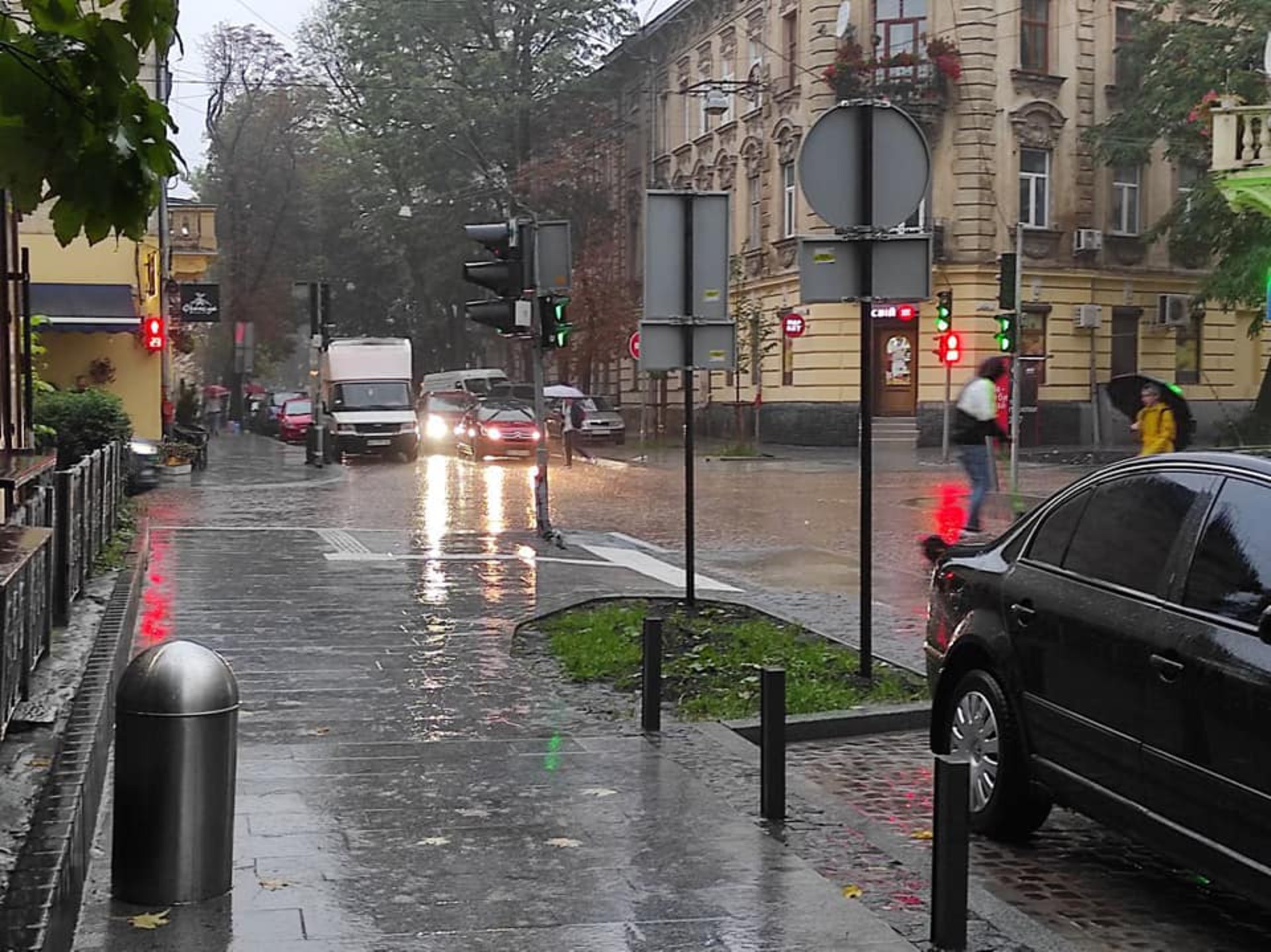 У Львові затоплює вулицю Пекарську, фото Зручне місто