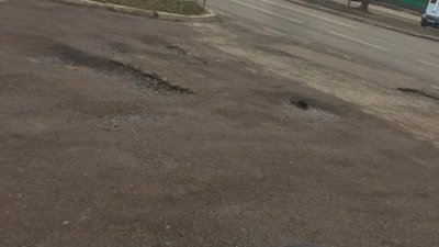 То є Львів: вулиця вкрита глибокими ямами (ФОТО)