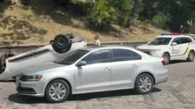У центрі Львова перекинувся автомобіль