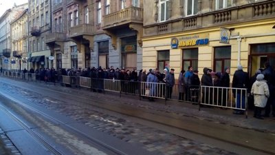 Львівгаз змусив людей простояти дві години в черзі на морозі (ВІДЕО)
