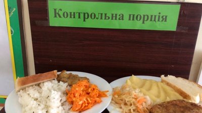 На Львівщині в школах дітей-пільговиків харчують за іншим меню та окремо від однокласників