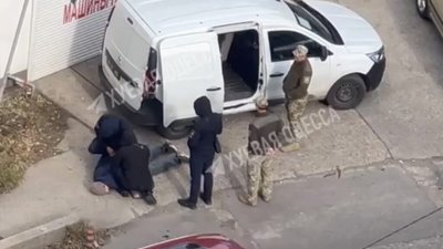 В Одесі біля СТО мобілізували чоловіка (ВІДЕО)