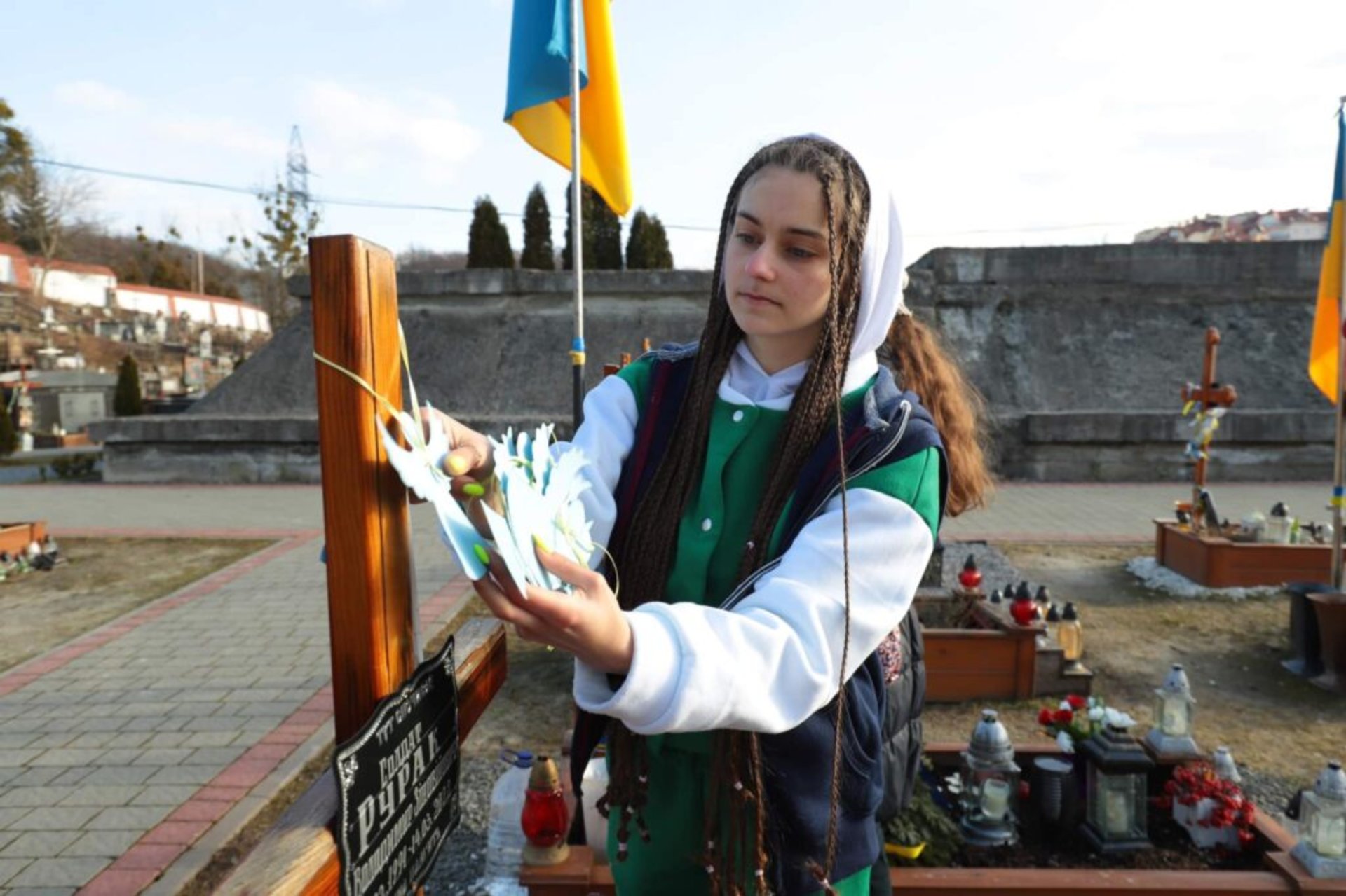 У Львові на могилах українських Героїв розвісили понад 400 ангеликів