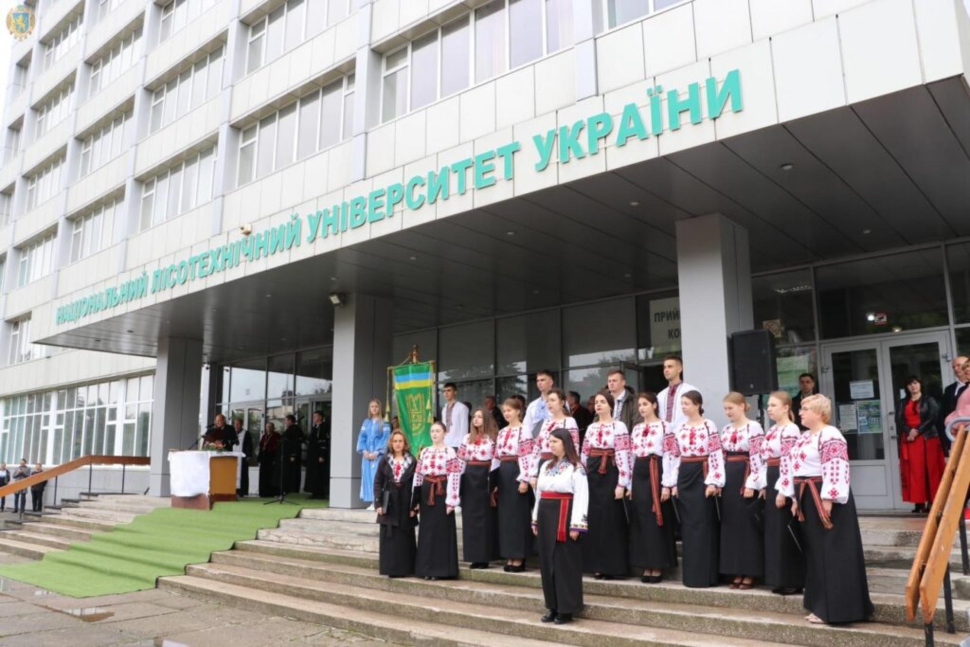 Національний лісотехнічний університет України зібрав на своїй площі у Львові сотні студентів першокурсників