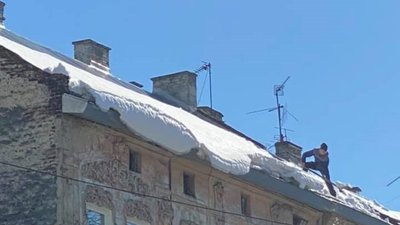 У Львові з будинку скидають брили снігу (ВІДЕО)