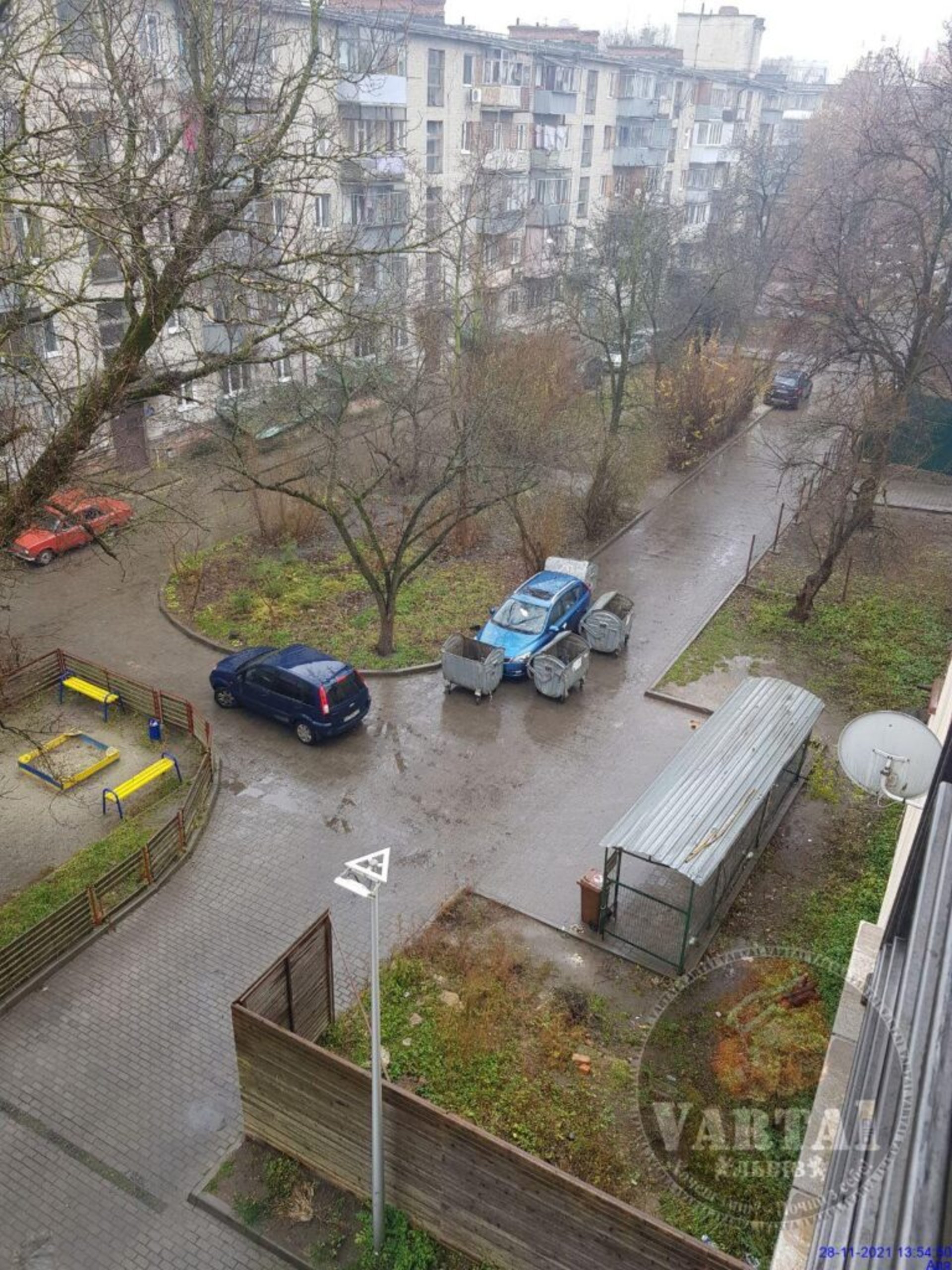 У Львові автомобіль обставили сміттєвими баками, фото Варта-1