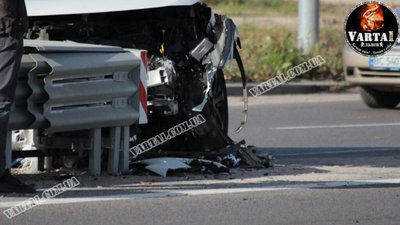 У Львові водій протаранив відбійник (ФОТО, ВІДЕО)
