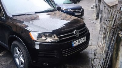 У Львові водій автомобіля перекрив тротуар (ФОТО)