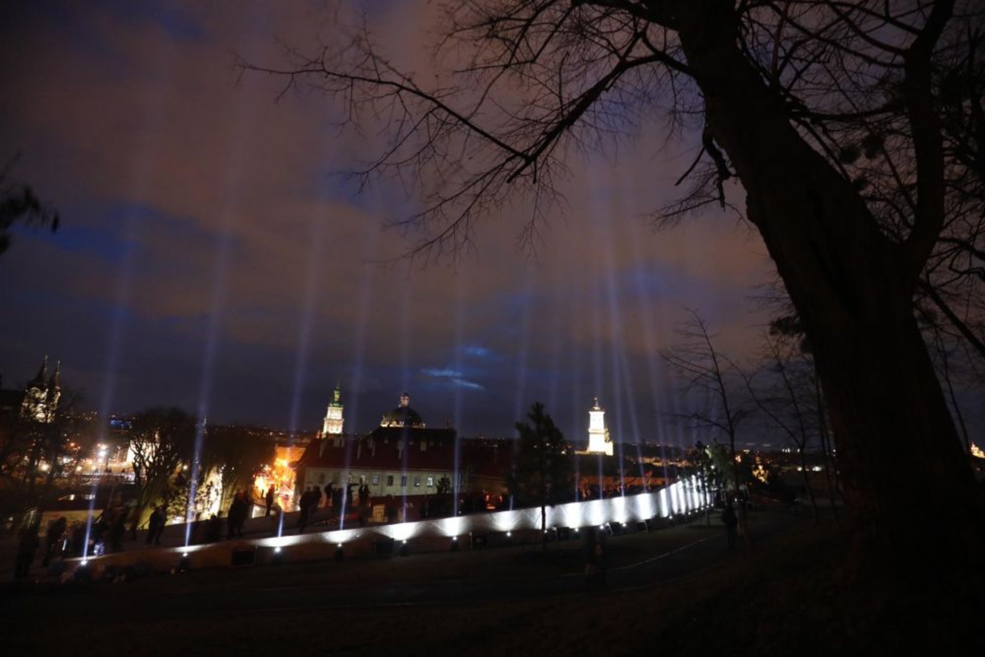 У Львові в пам'ять про Героїв Небесної Сотні в небо зринули десятки світлових променів, фото ЛМР