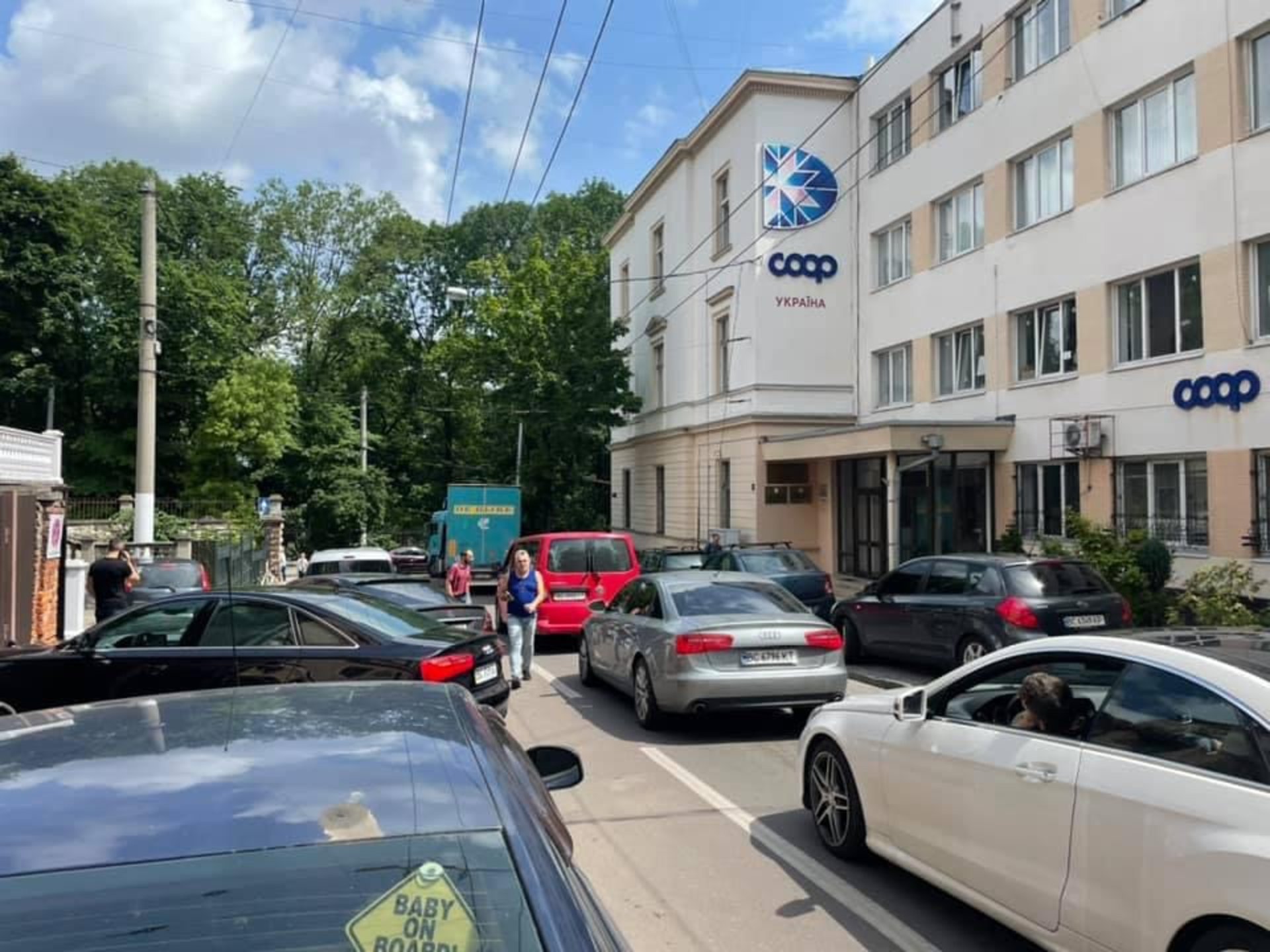 У Львові через вантажівку зупинився рух тролейбусів, фото Варта-1