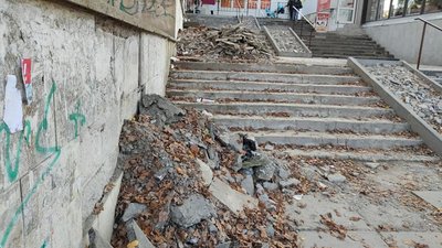 Львів’ян примушують ходити небезпечними сходами (ФОТО)