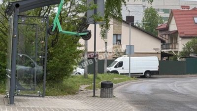 У Львові самокат повішали на зупинку (ФОТО)