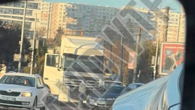 У Львові вантажівка не розминулась із автомобілем