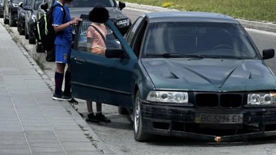 У Львові діти полюбили покинутий автомобіль (ФОТО)