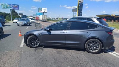 Біля Львова 20-річний водій Tesla не розминувся із 18-річним мотоциклістом
