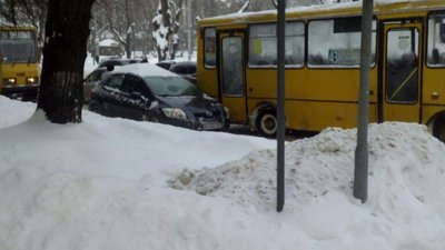 У Львові на вулиці Степана Бандери маршрутка не розминулась із автомобілем (ФОТО)