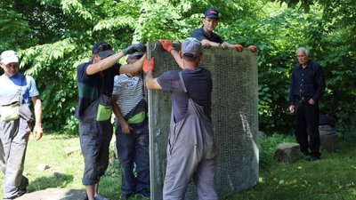 У Бориславі демонтували радянську символіку