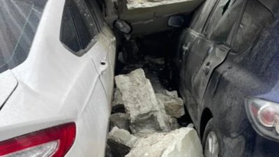 У Львові обвалилась частина підпірної стінки
